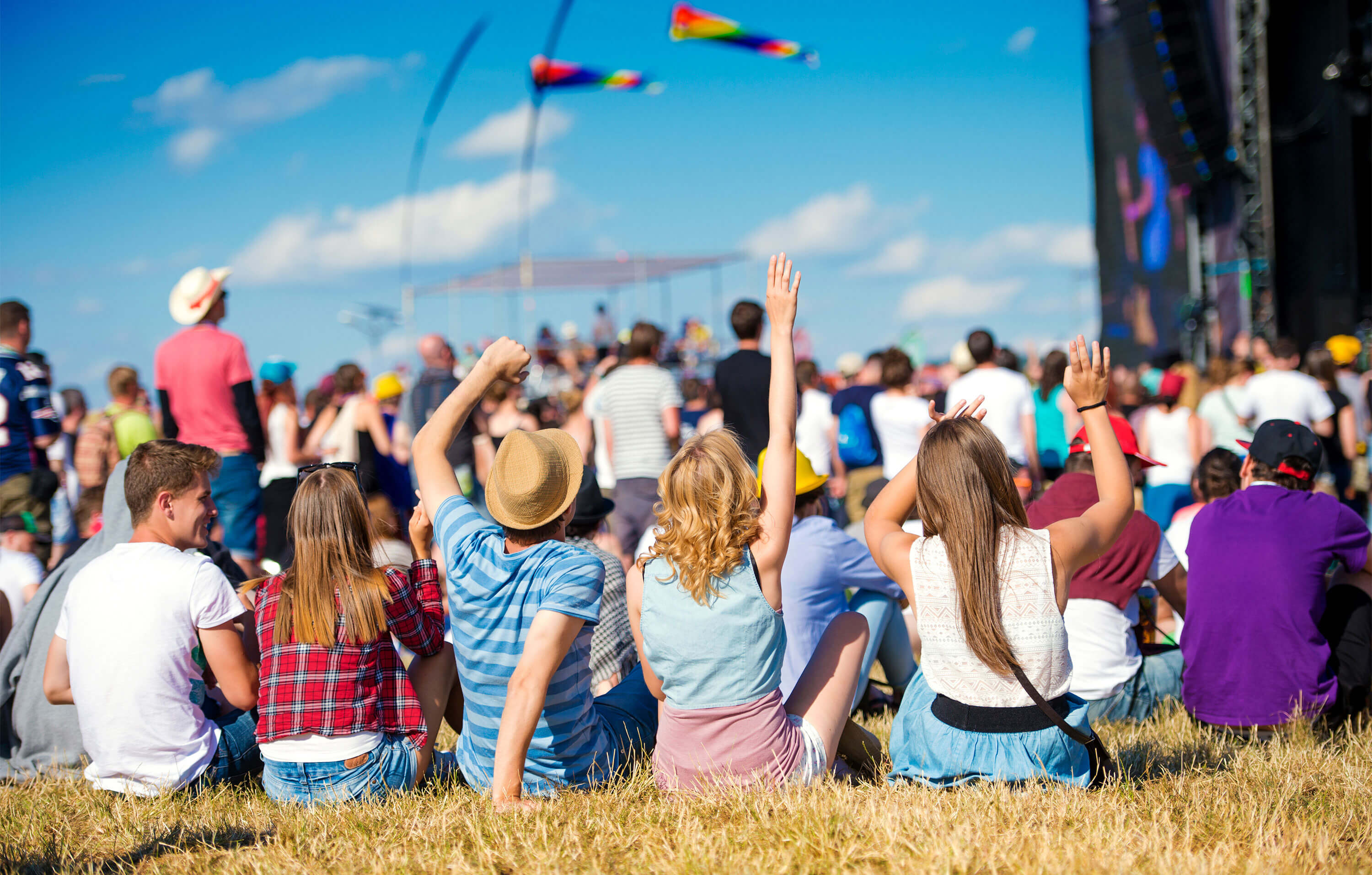 Junge Menschen vor Festivalbühne