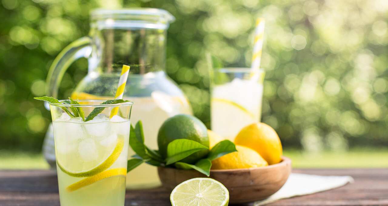 leichte Früchte Limette-Zitrone im Glas