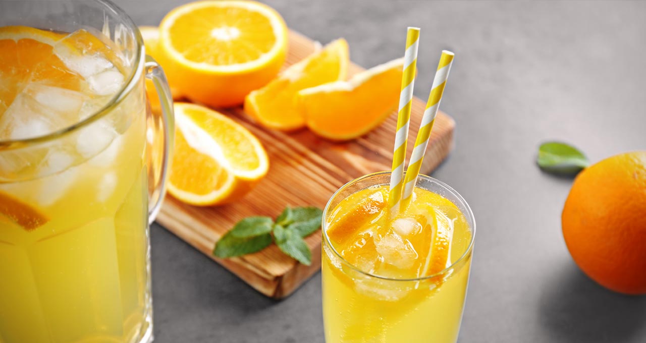 Orangenlimonade ohne Zucker im Glas