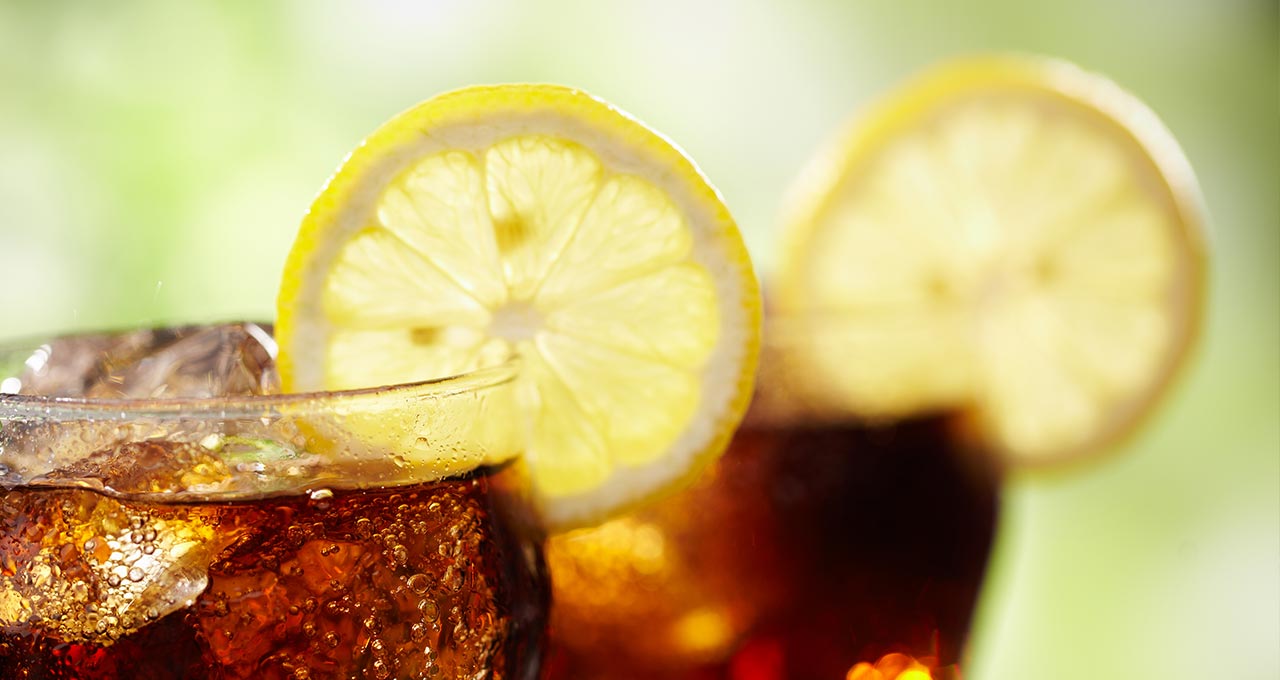 Gläser mit Cola-Mix und Zitronenscheiben