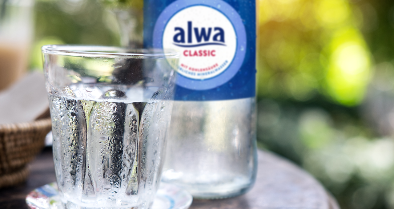 Mineralwasserglas und -flasche