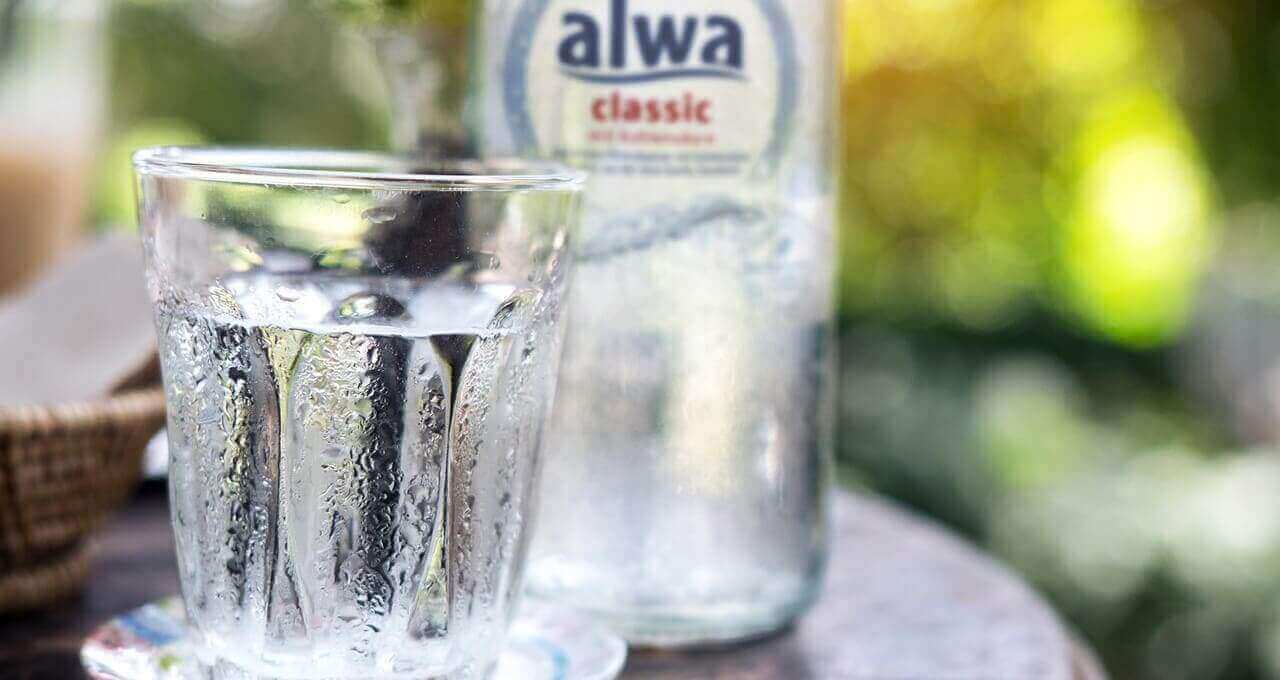 Mineralwasserglas und -flasche