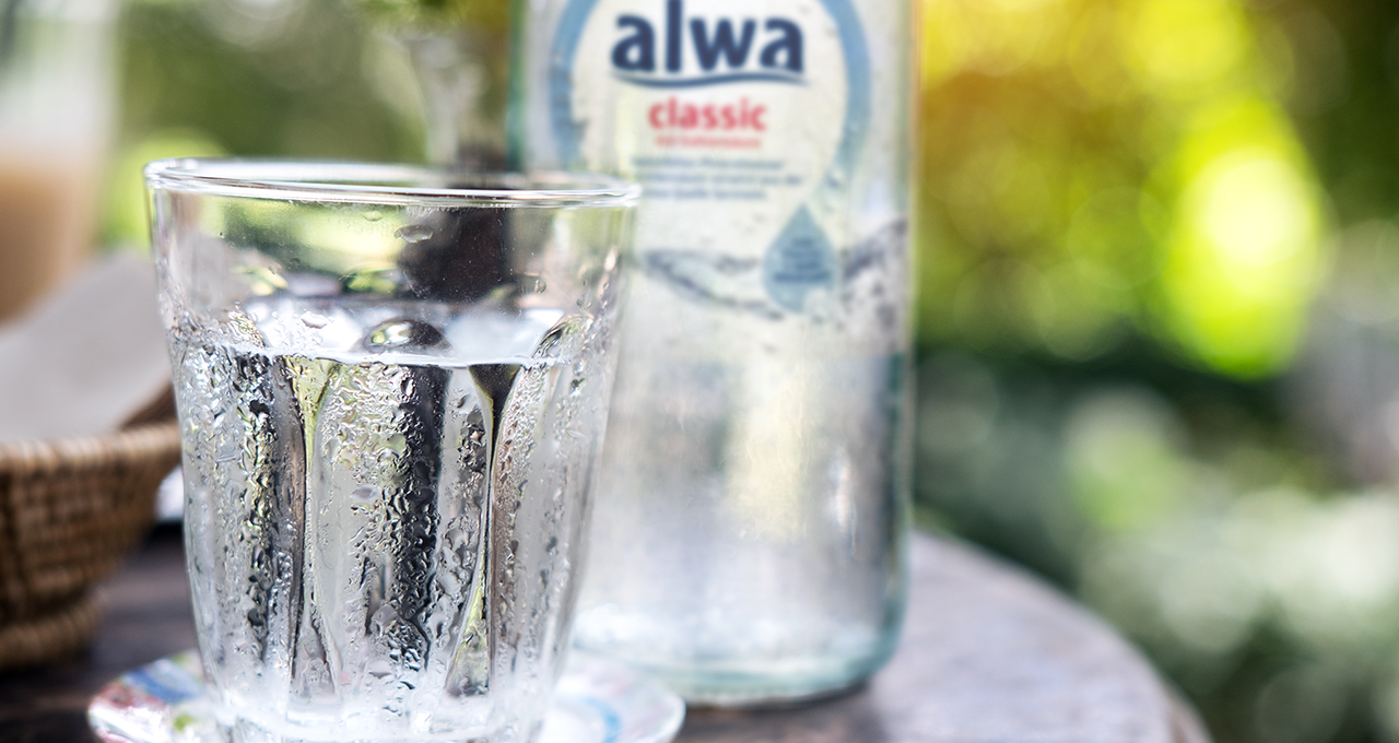 Mineralwasserglas und alwa Mineralwasser classic in der Glasmehrwegflasche