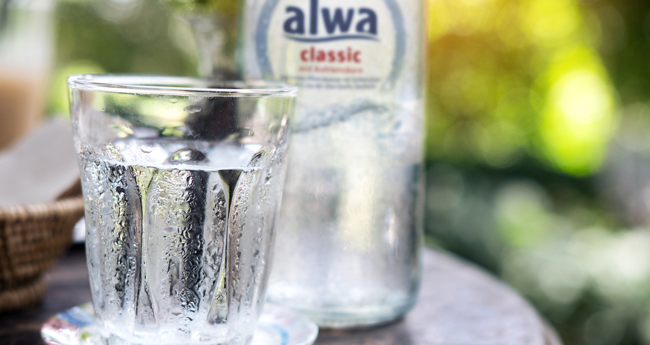 Mineralwasserglas und alwa Mineralwasser classic in der Glasmehrwegflasche
