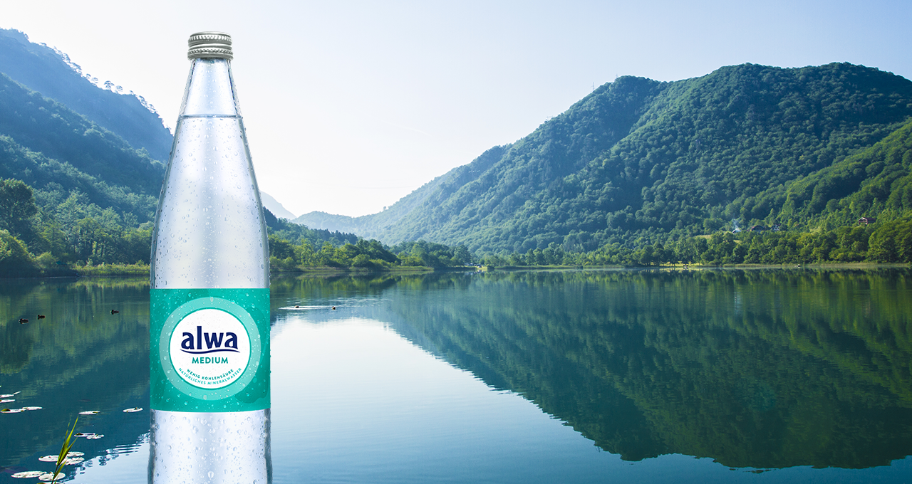 Glasflasche am See