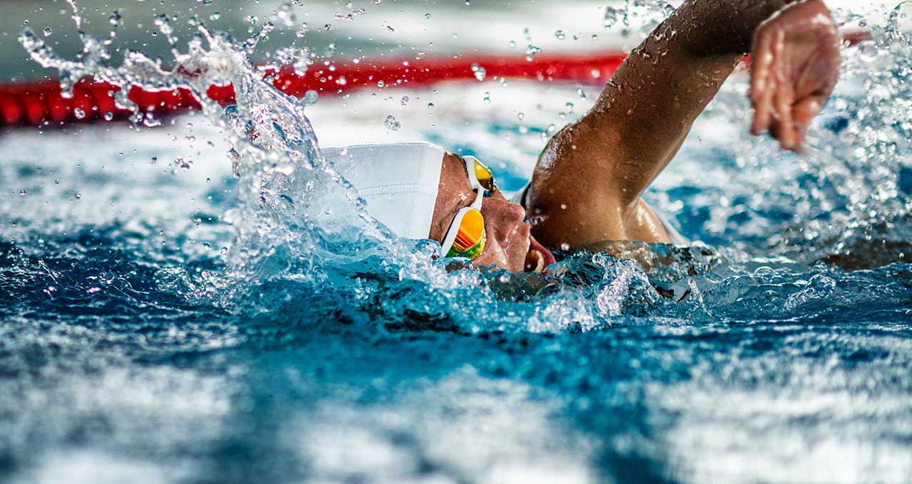 Kraulende Person im Wasser beim Sport treiben