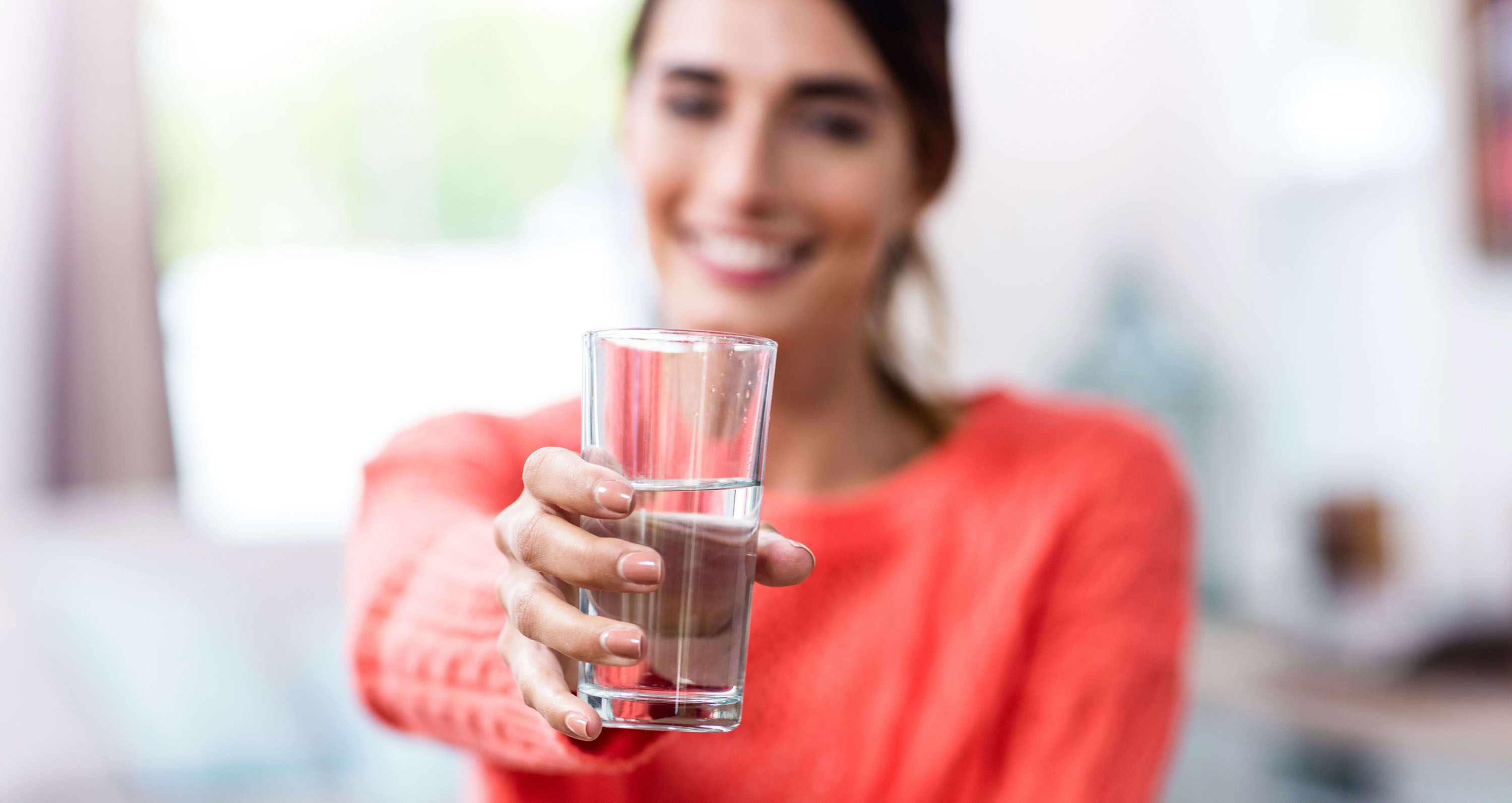 Frau mit Mineralwasserglas
